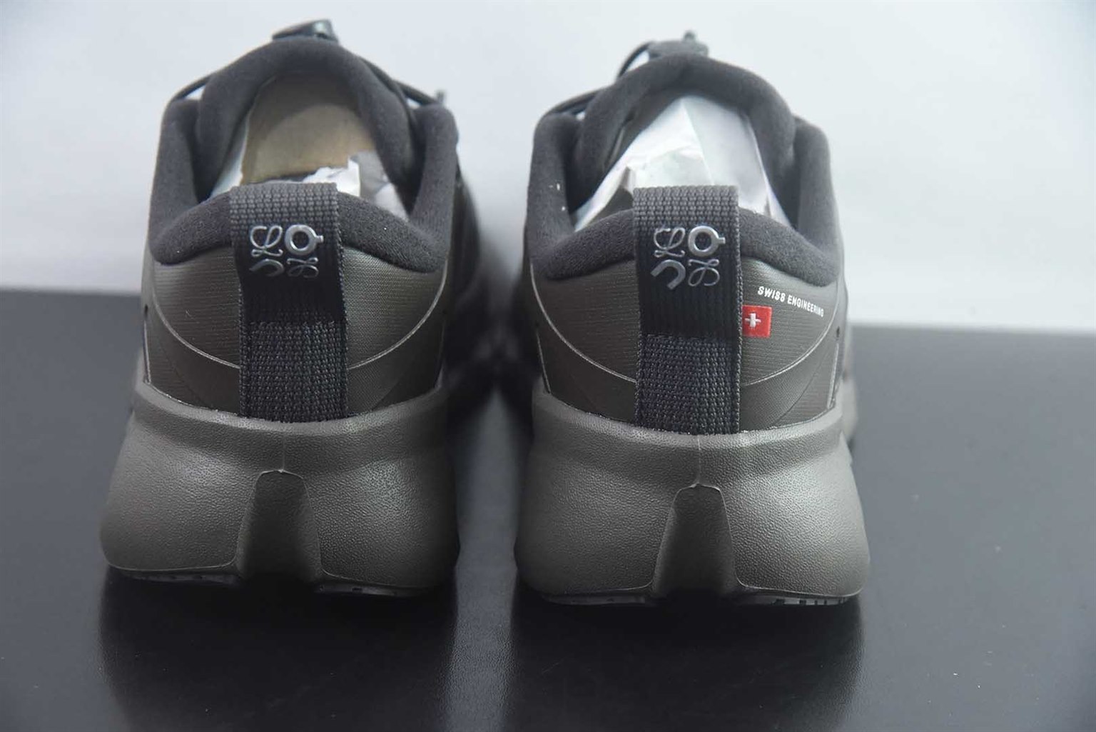 昂跑 ON LOEWE 罗意威 x 联名款 Cloudsolo 系列 黑色 纯原版本 货号:3MF30660553 实拍细节图