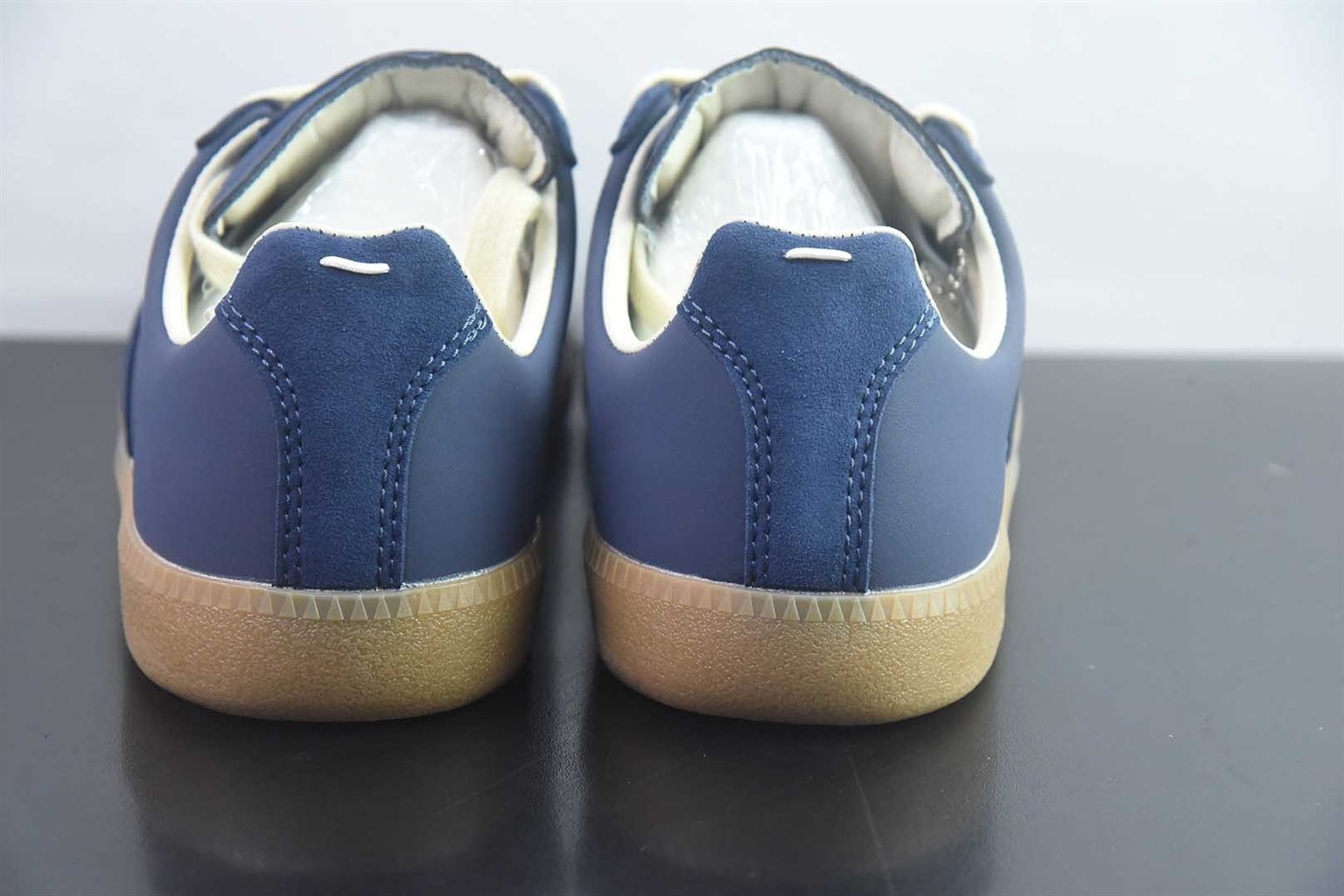 梅森马吉拉 Maison Margiela MM6 22 Classic Replica Leather Low Sneaker 系列低帮经典绅士德训平底百搭 蓝色板鞋 纯原版本 货号:SJP25805435 实拍细节图