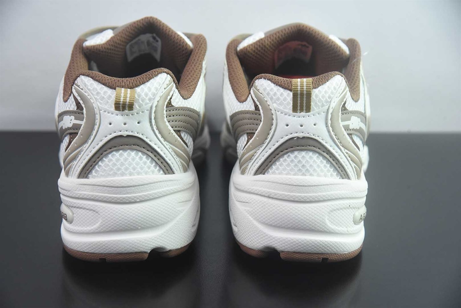 新百伦 New Balance NB530 系列 2011 复古休闲 米白慢跑鞋 纯原版本 货号:U530COB 实拍细节图