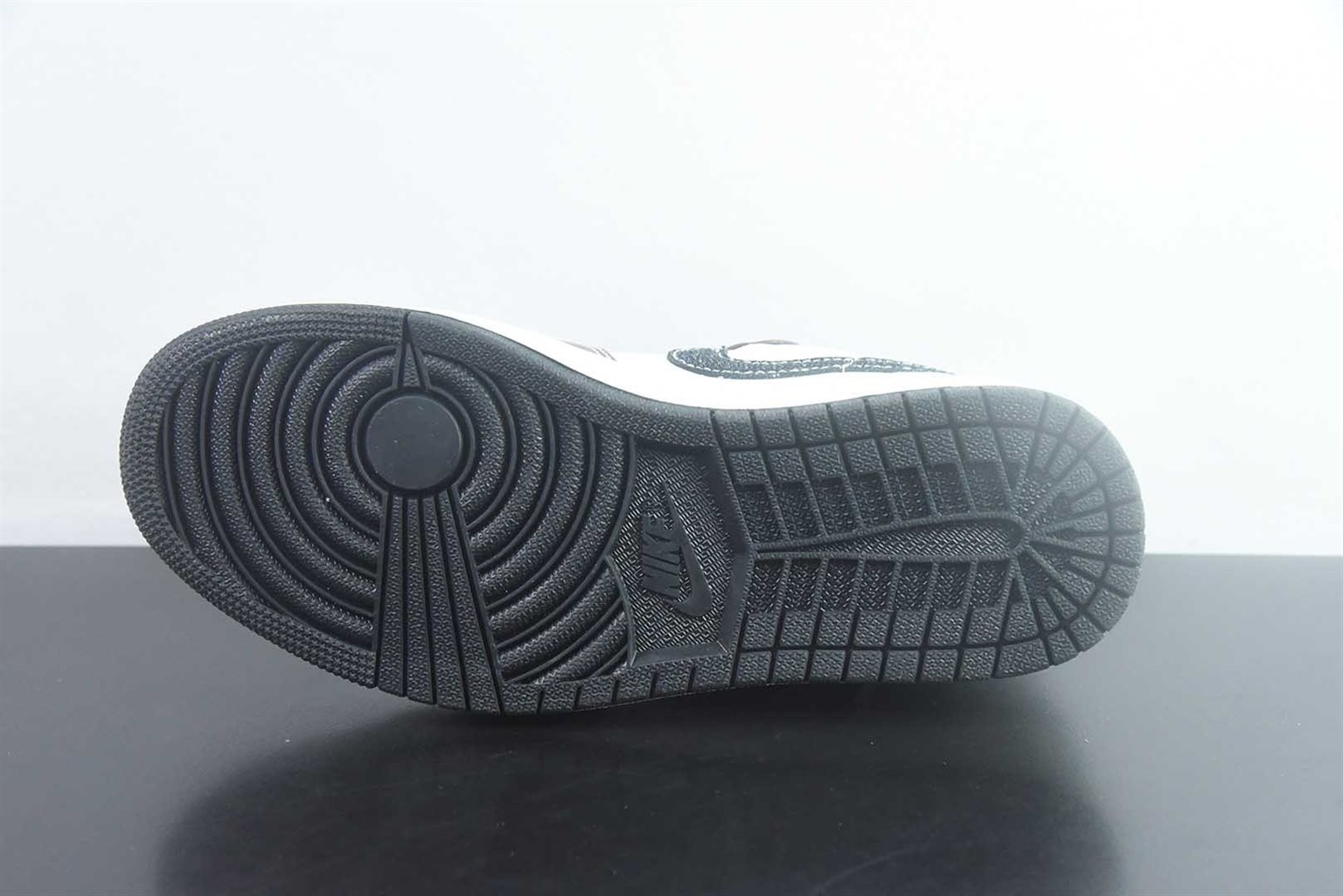 乔丹 Air Jordan 1 Low AJ1 白灰低帮休闲板鞋 纯原版本 货号:IZ5846-101 实拍细节图