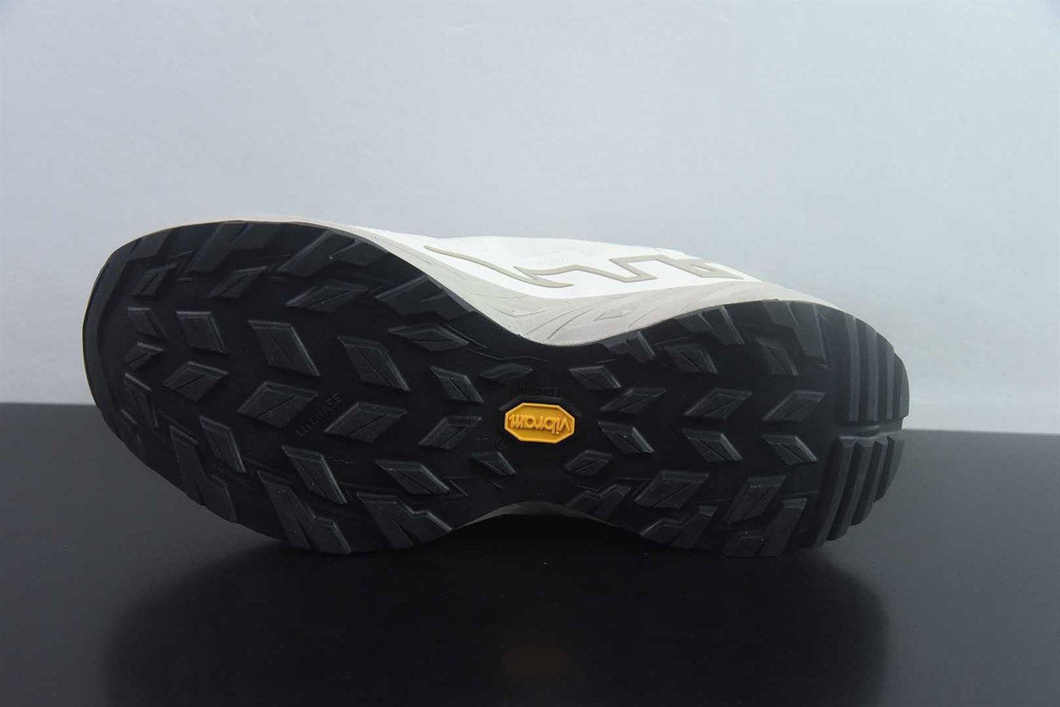 可隆 KOLON SPORT MOVE ALPHA lite 耐磨透气轻便 白色低帮徒步鞋 纯原版本 货号:LUFH6MN040 实拍细节图