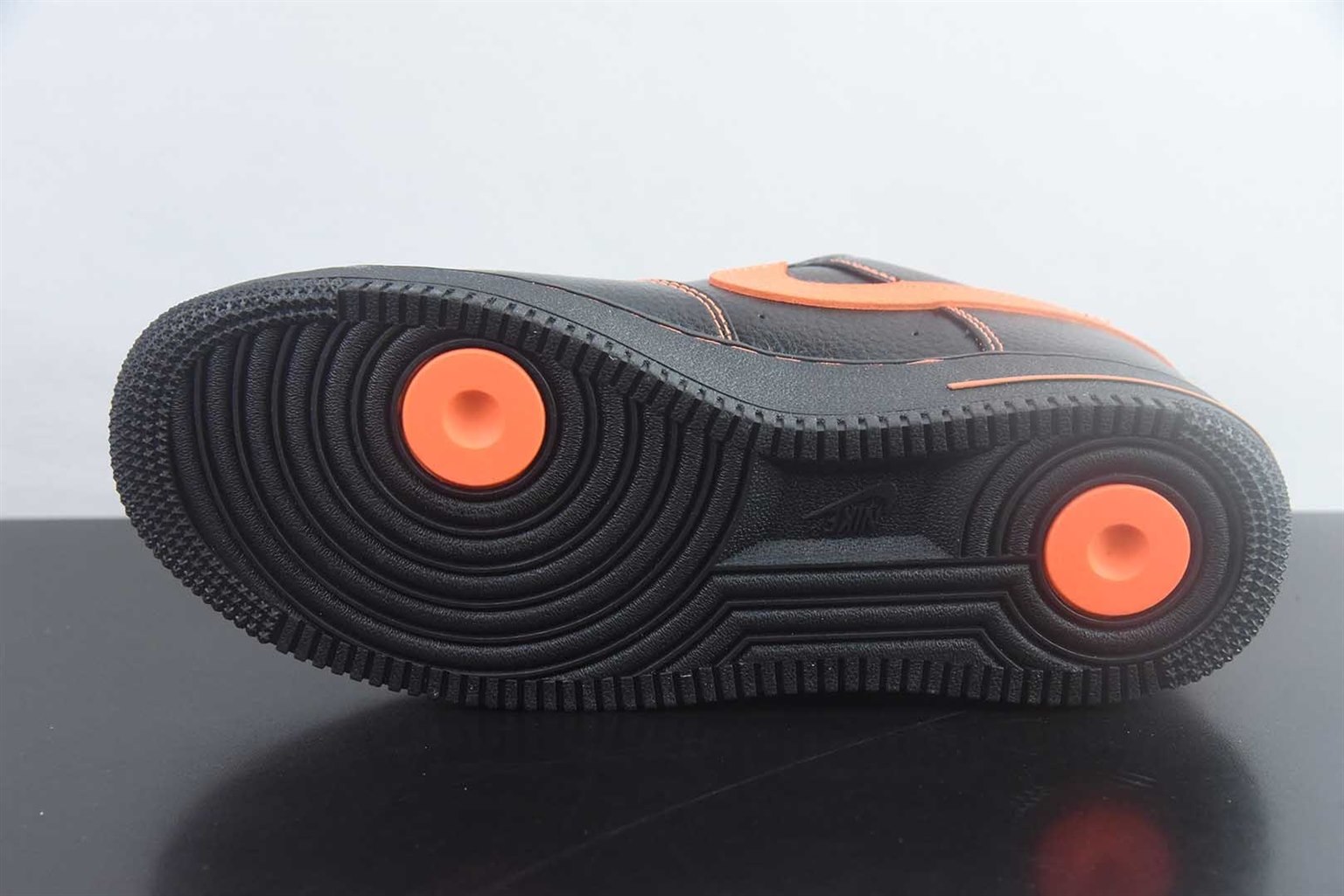 耐克 Nike Air Force 1 Low x VLONE 低帮联名 黑橙板鞋 纯原版本 货号：AA5360-001 实拍细节图