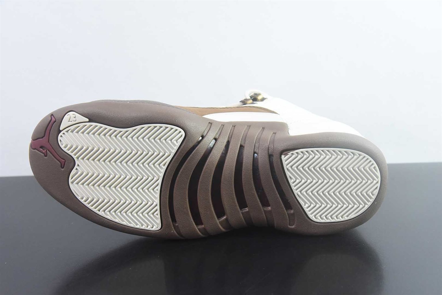 乔丹 Air Jordan 12 Retro Fireside 篝火 米棕低帮篮球鞋 纯原版本 货号：CT8013-105 实拍细节图