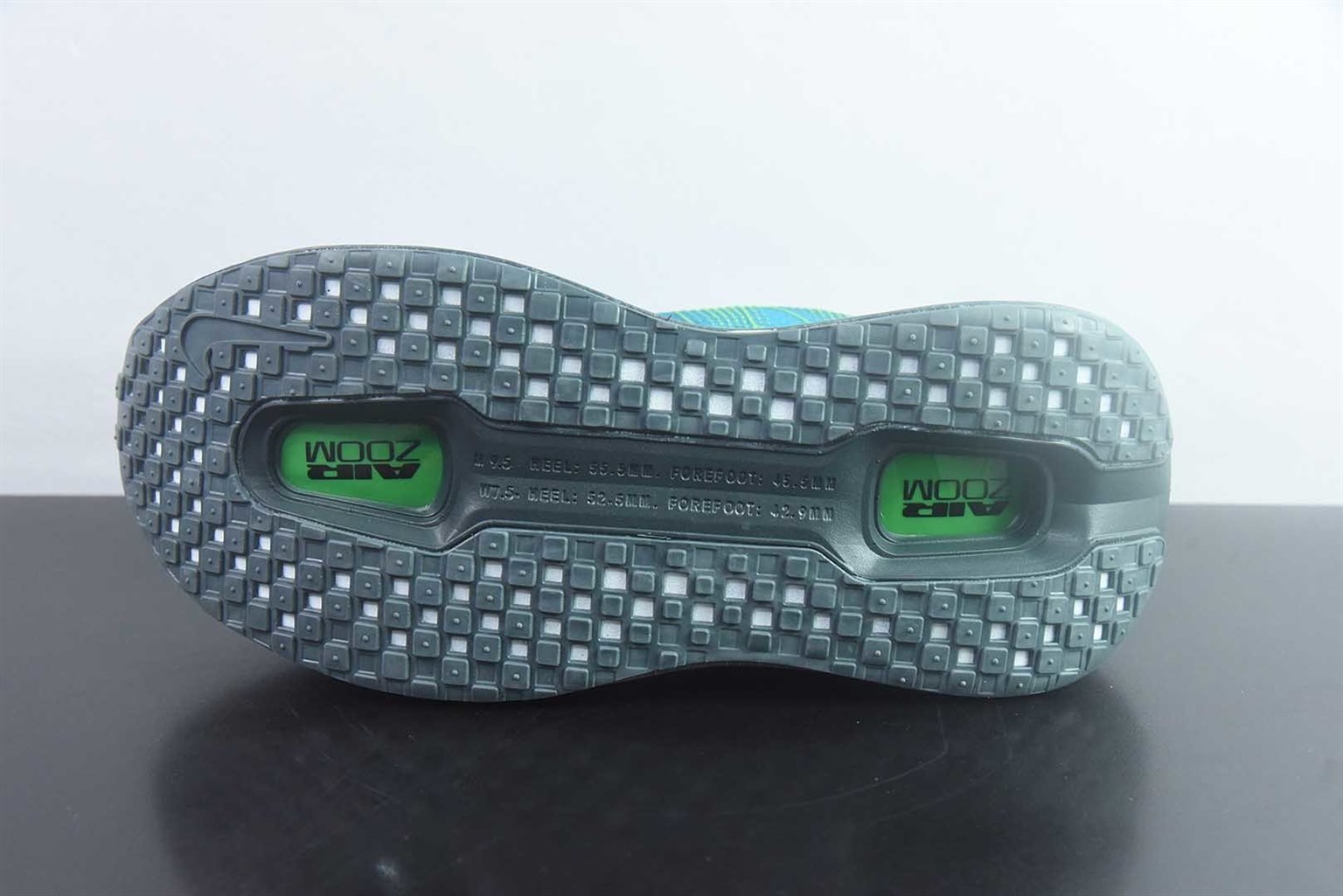 全掌 ReactX 泡绵中底 前掌和后跟还配备了 Air Zoom 气垫单元 据说跑起来更快更舒适哦 这次最大的升级点 首次引入了 ReactX 泡绵 蓝绿 纯原版本 货号：IV6297-300 实拍细节图