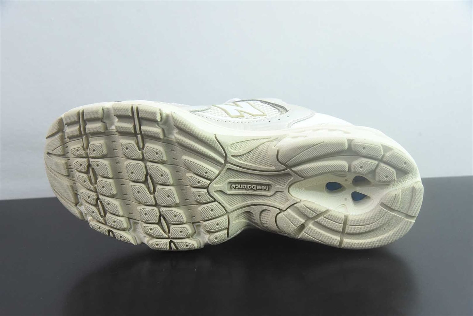 新百伦 New Balance NB530 系列 2011 复古休闲 白色慢跑鞋 纯原版本 货号:MR530AA 实拍细节图
