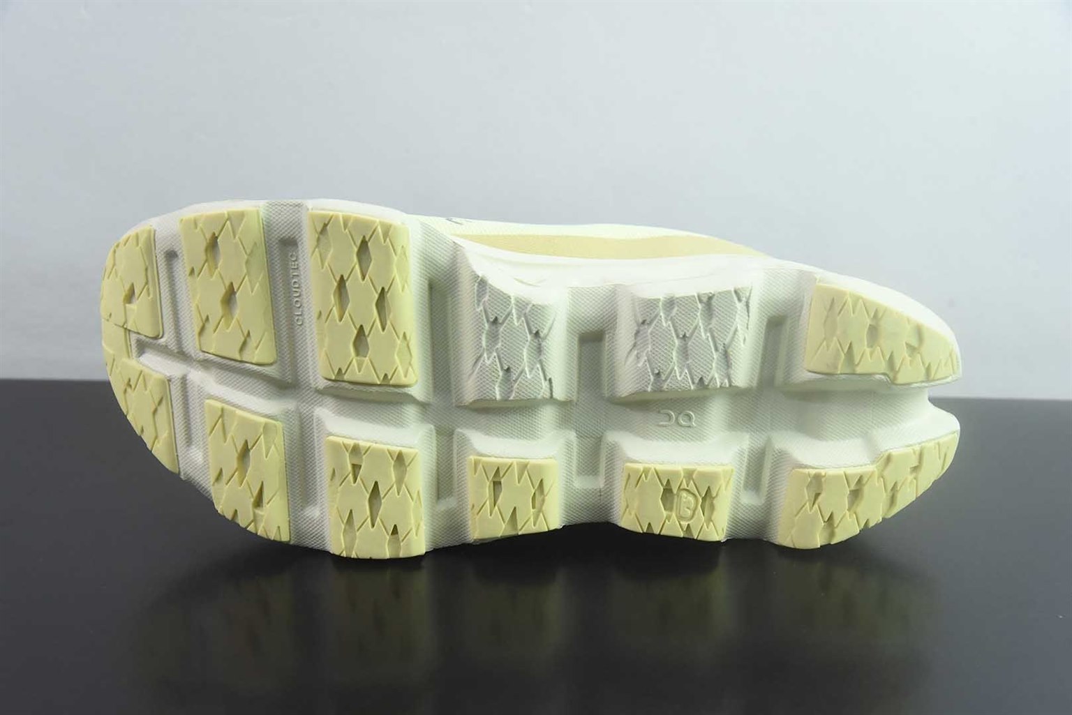 昂跑 ON Cloudmonster 3 怪兽 3 舒适 缓震 黄白跑步鞋 纯原版本 货号:3MG10051043 实拍细节图