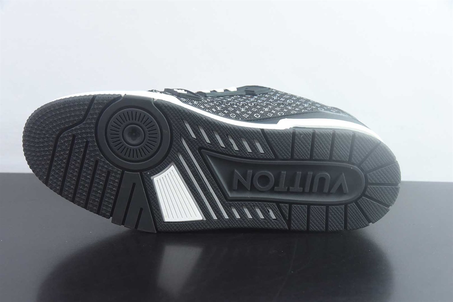 路易威登 LOUIS VUITTON 新版 VG Trainer 系列 Trainer 系列 配色 100+ 品控保障 放到国内市场包顶货 品质非常板正 到手掂量质感满满 黑白 纯原版本 实拍细节图