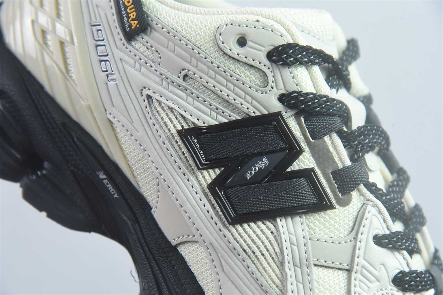 新百伦 New Balance 1906 系列复古老爹风休闲运动 白黑慢跑鞋 纯原版本 货号：U190681D 实拍细节图