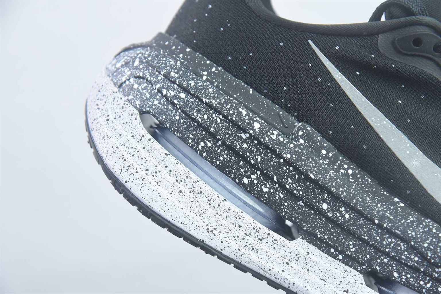 耐克 Nike Air Zoom Vomero Premium 厚底气垫 黑白跑鞋 纯原版本 货号:IU2827-001 实拍细节图