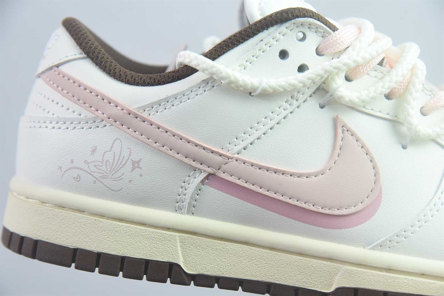 耐克 Nike SB Dunk Low 绑带 粉白低帮休闲板鞋 纯原版本 货号：DD1503-124 实拍细节图