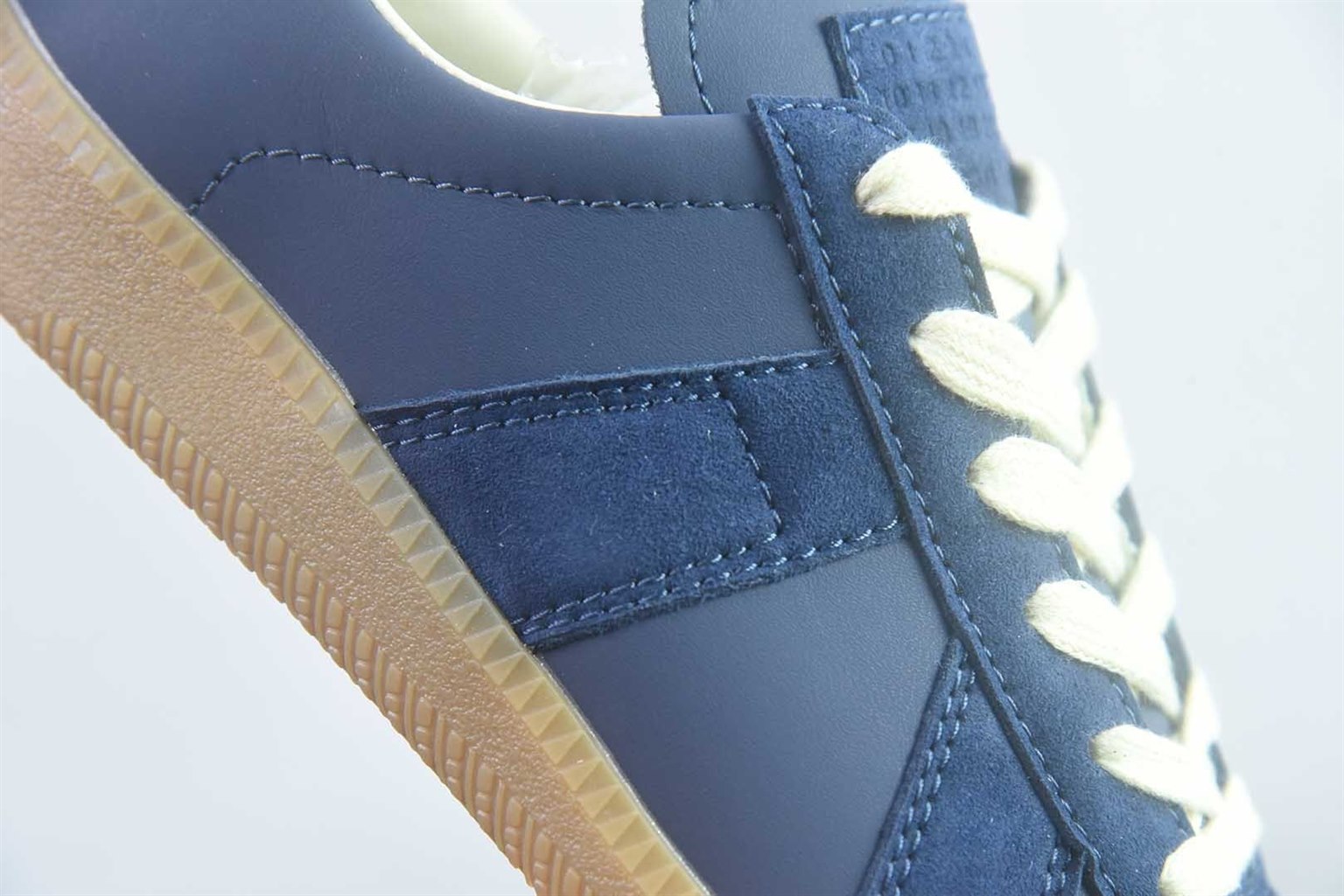 梅森马吉拉 Maison Margiela MM6 22 Classic Replica Leather Low Sneaker 系列低帮经典绅士德训平底百搭 蓝色板鞋 纯原版本 货号:SJP25805435 实拍细节图