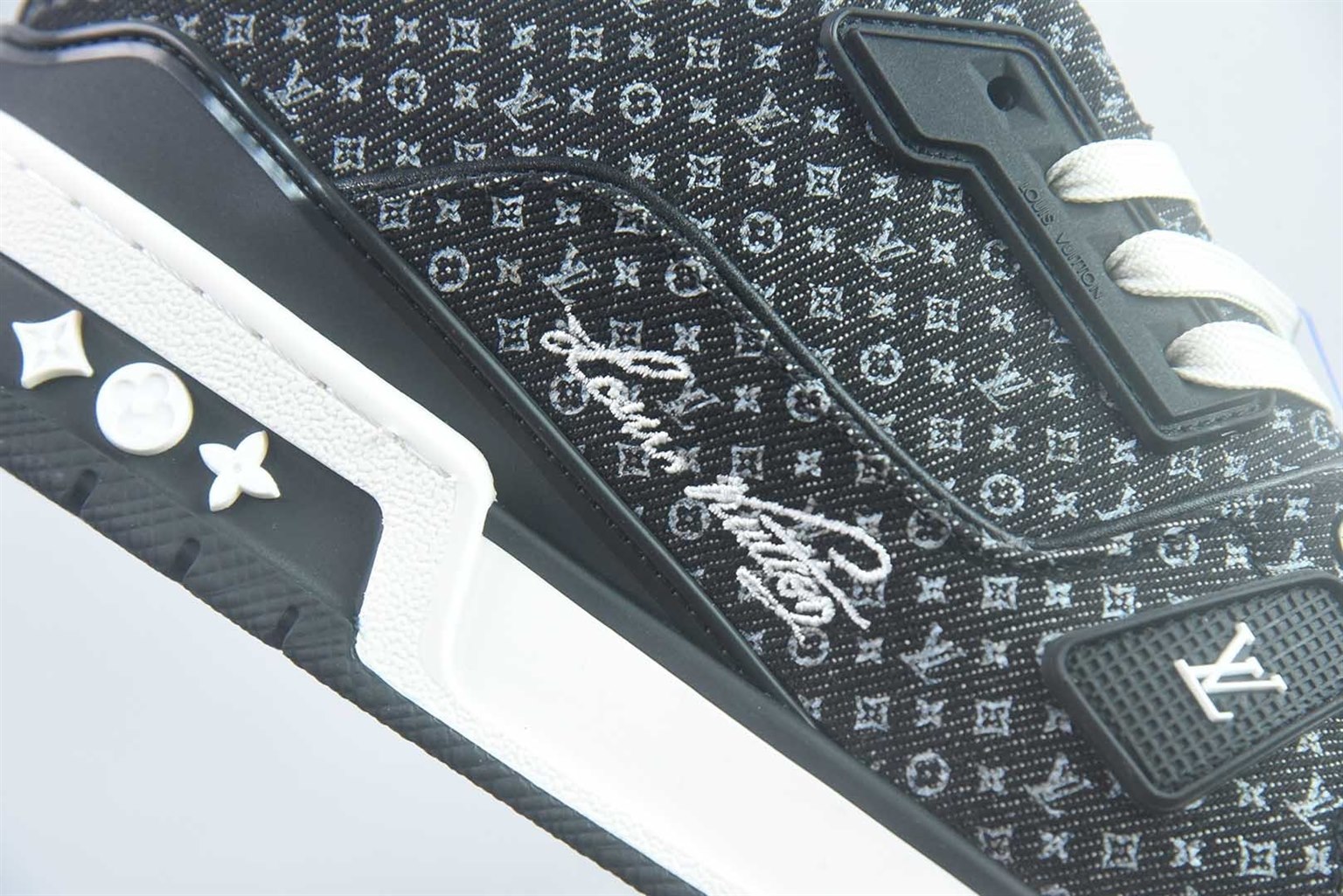 路易威登 LOUIS VUITTON 新版 VG Trainer 系列 Trainer 系列 配色 100+ 品控保障 放到国内市场包顶货 品质非常板正 到手掂量质感满满 黑白 纯原版本 实拍细节图