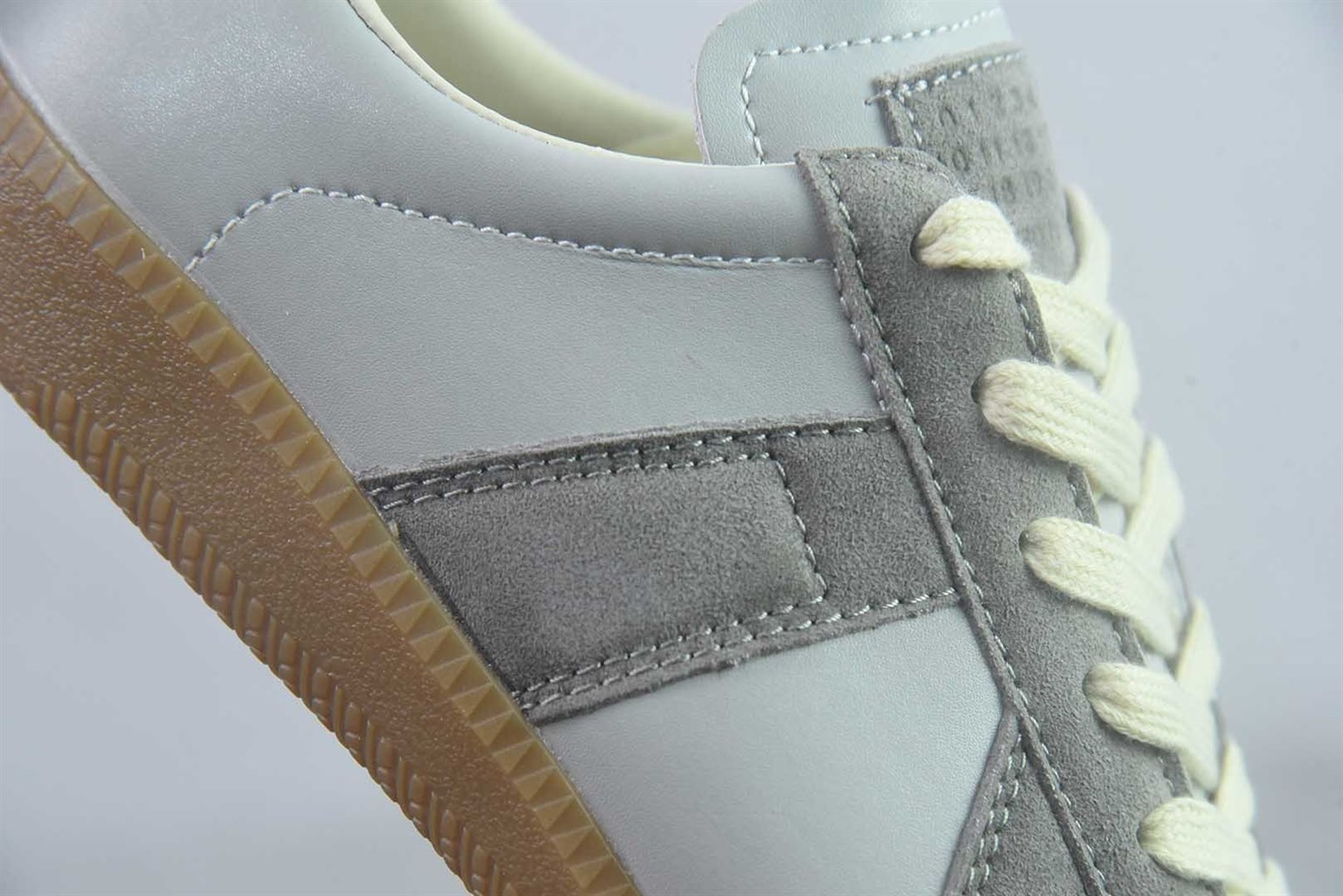 梅森马吉拉 Maison Margiela MM6 网 小 鞋，比利时著名设计师品牌- / 22 Classic Replica Leather Low Sneaker 系列低帮经典绅士德训平底百搭小 红板鞋 纯原版本 货号：SDP25805435 实拍细节图