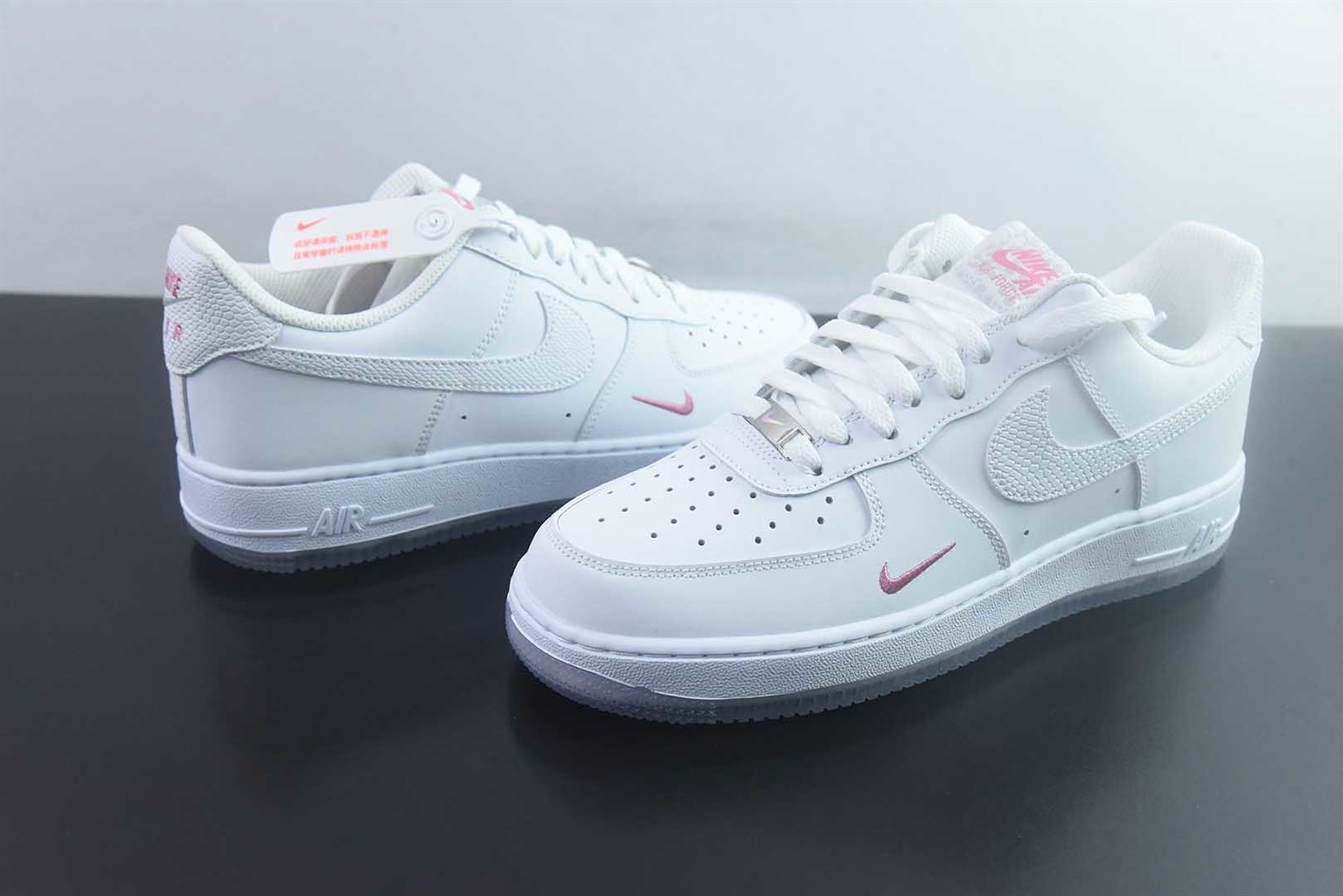 耐克 Nike Air Force 1 Low White Lotus 白粉低帮板鞋 纯原版本 货号：IV4453-100 实拍细节图