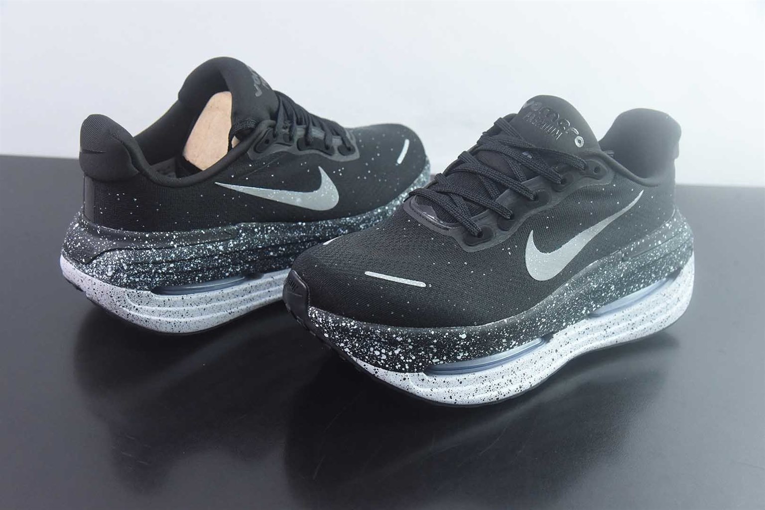 耐克 Nike Air Zoom Vomero Premium 厚底气垫 黑白跑鞋 纯原版本 货号:IU2827-001 实拍细节图