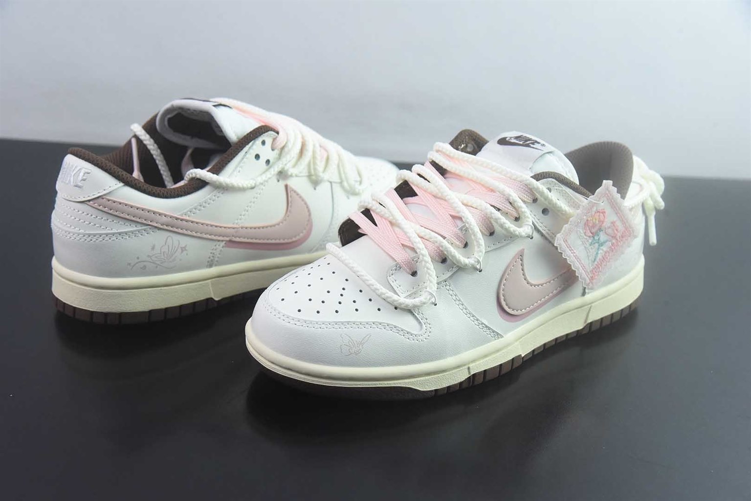 耐克 Nike SB Dunk Low 绑带 粉白低帮休闲板鞋 纯原版本 货号：DD1503-124 实拍细节图