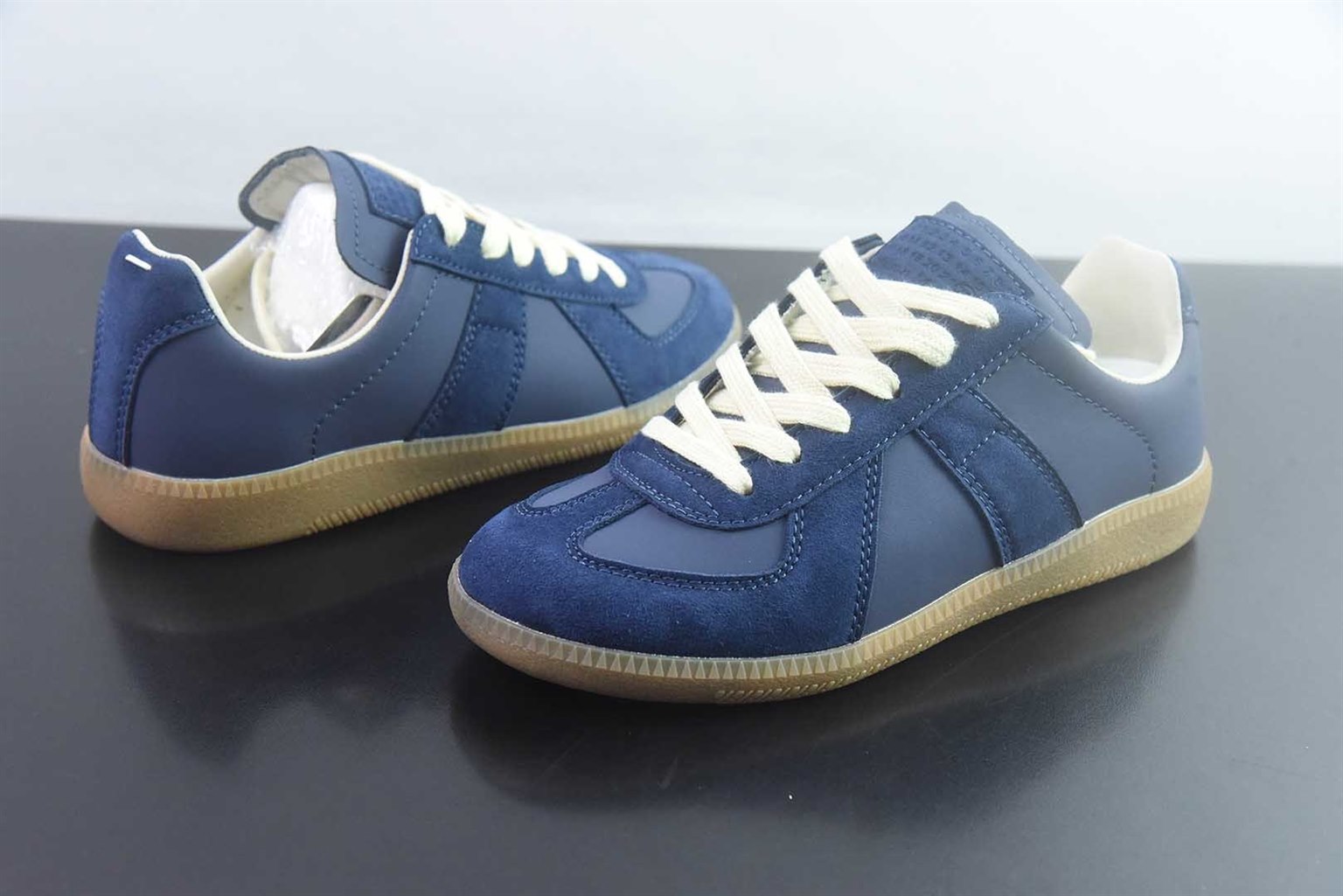 梅森马吉拉 Maison Margiela MM6 22 Classic Replica Leather Low Sneaker 系列低帮经典绅士德训平底百搭 蓝色板鞋 纯原版本 货号:SJP25805435 实拍细节图