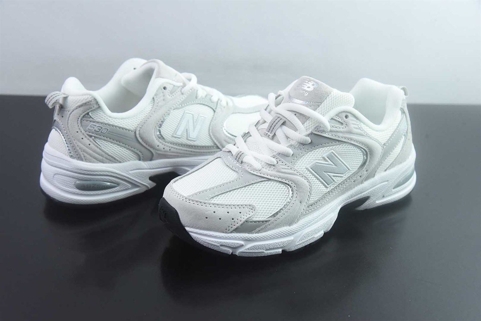 新百伦 New Balance NB530 系列 2011 复古休闲 灰白慢跑鞋 纯原版本 货号:MR530CE 实拍细节图
